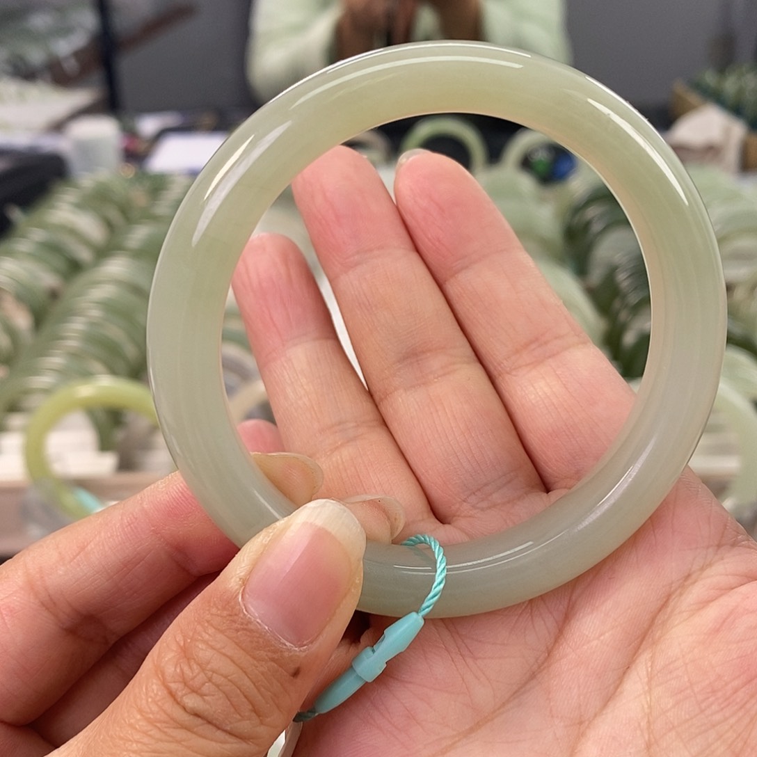 和田玉和田玉手镯57微瑕未镶嵌