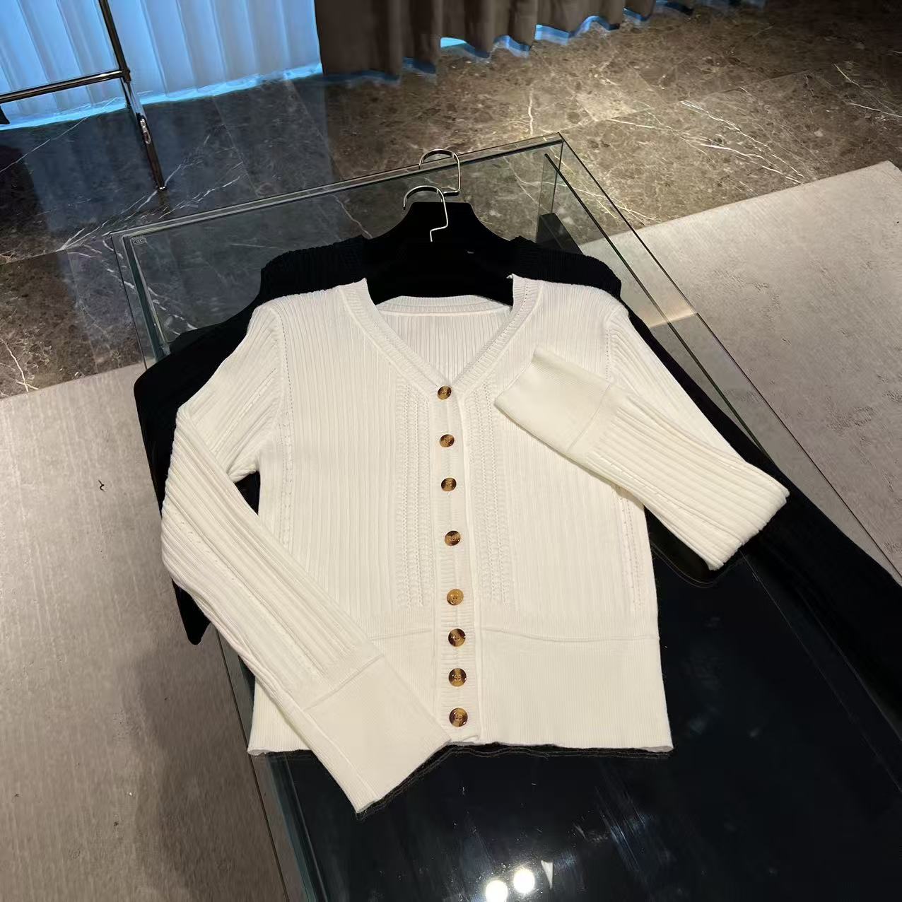 简约刺绣V领针织长袖上衣 J000081