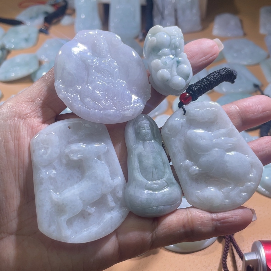 鲸***说翡翠未镶嵌颈饰翡翠