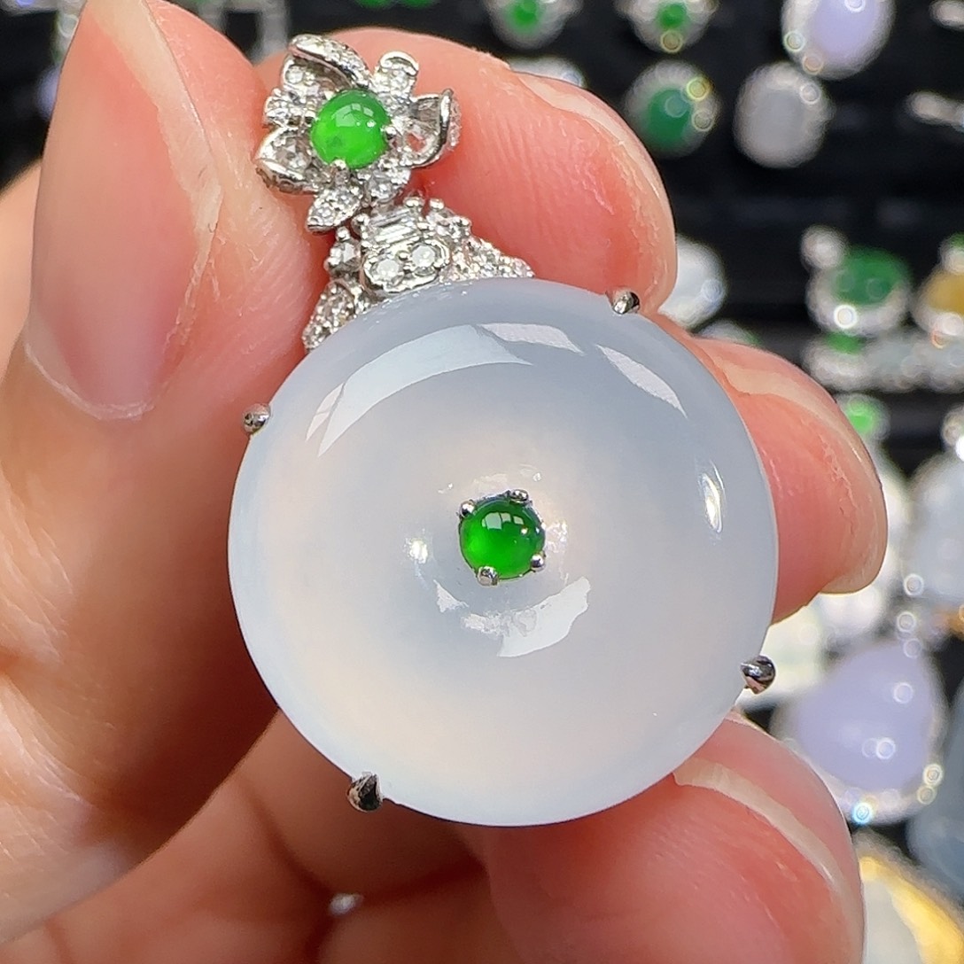 翡翠颈饰18K金镶嵌高冰平安扣