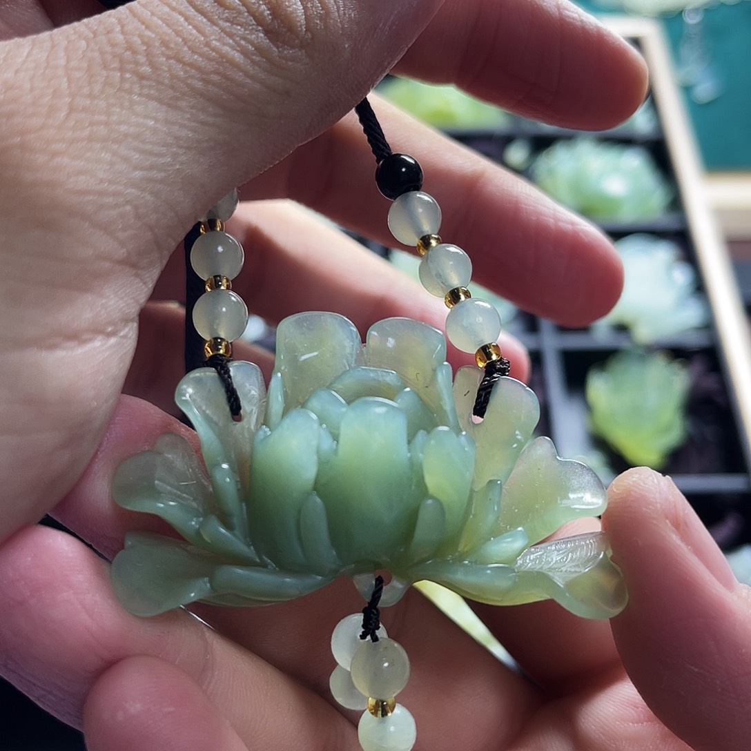 蛇纹石玉未镶嵌颈饰