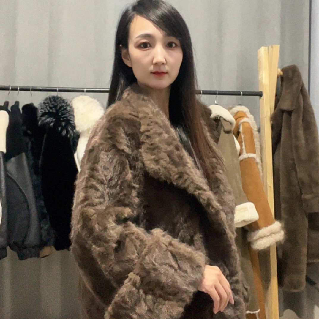 小胡羊皮草厂家直销中长款女翻领波浪纹时尚潮流2025新款上市
