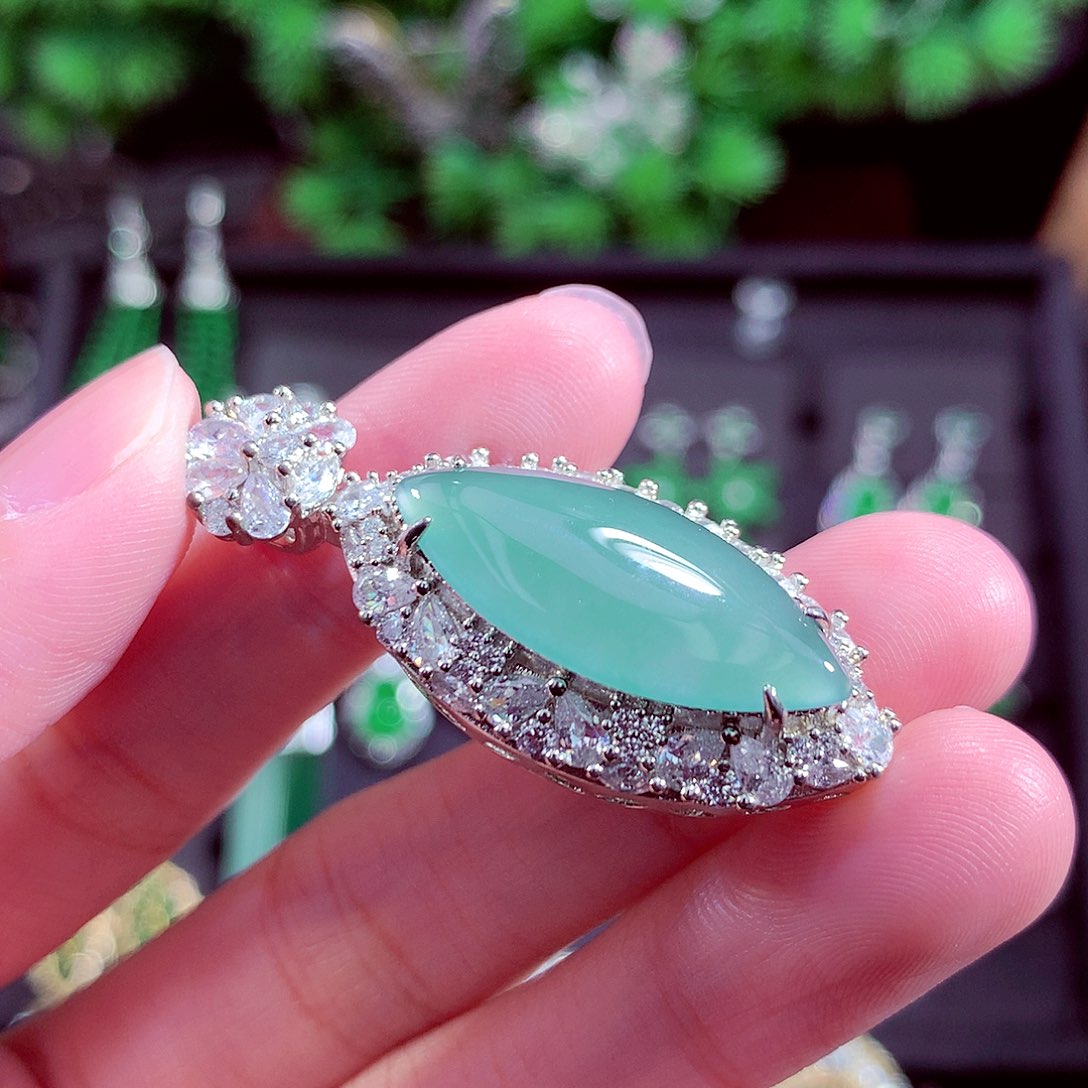 颈饰未镶嵌翡翠天然