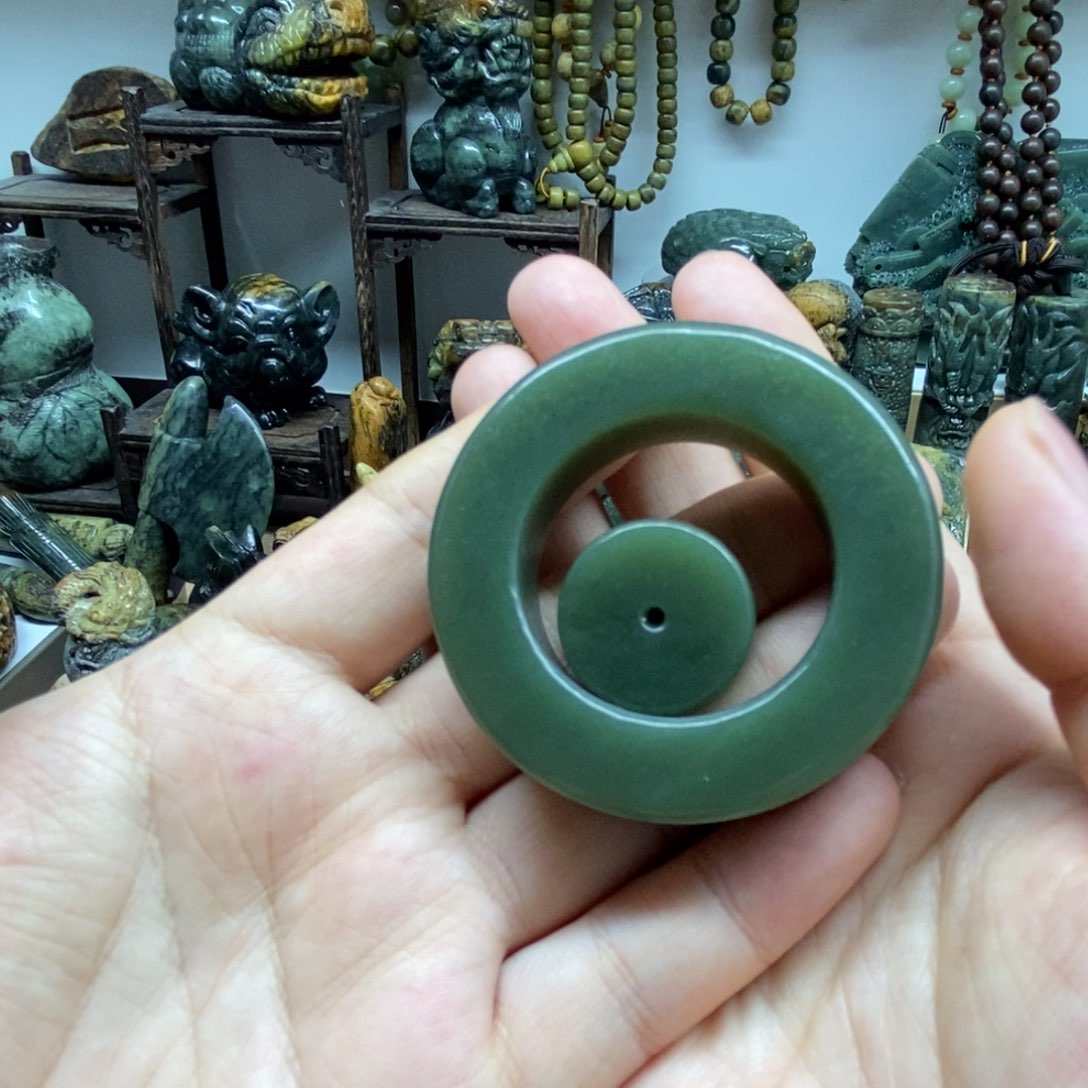 未镶嵌岫岩河磨玉（透闪石质玉）把件