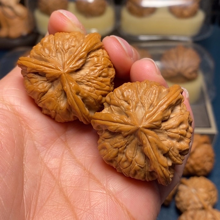 【闪购商品】文玩核桃把件糖三角