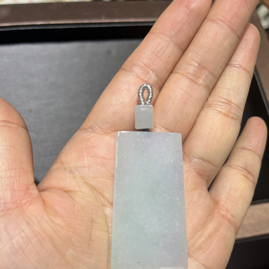 翡翠A货无事牌浅绿色白透精雕走基地挂件