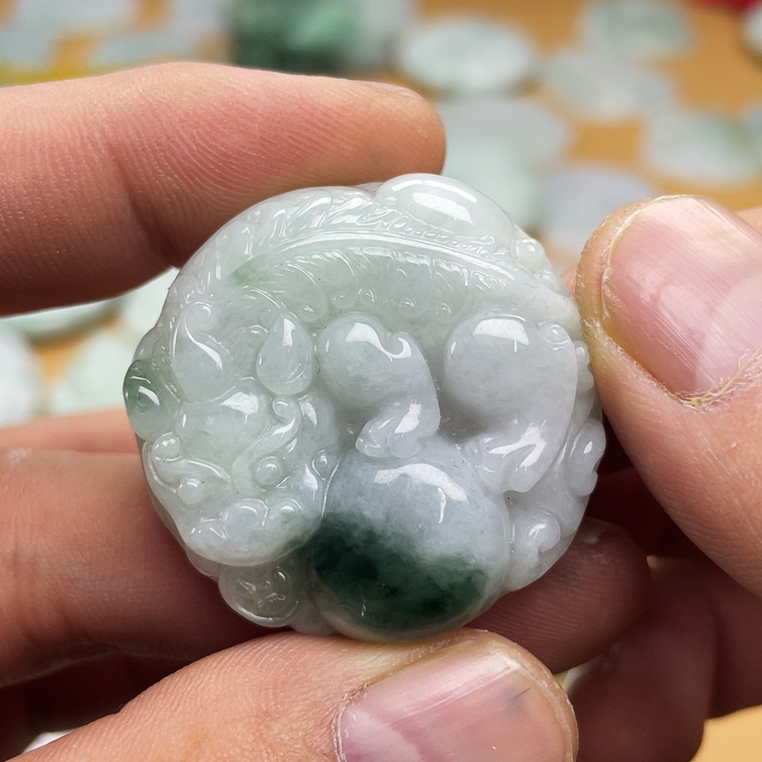 翡翠未镶嵌颈饰貔貅