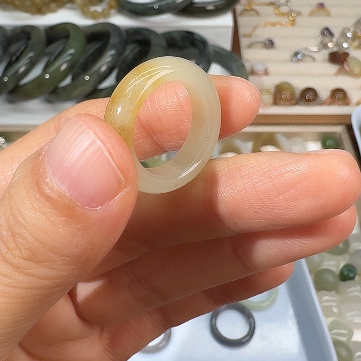 和田玉（糖玉）未镶嵌戒指有裂16.7内径107