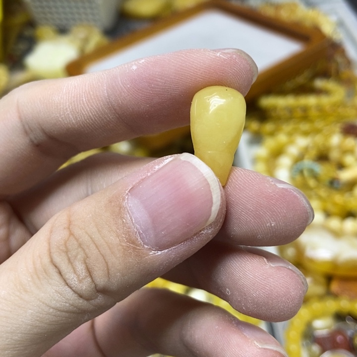 蜜蜡未镶嵌裸石吊坠