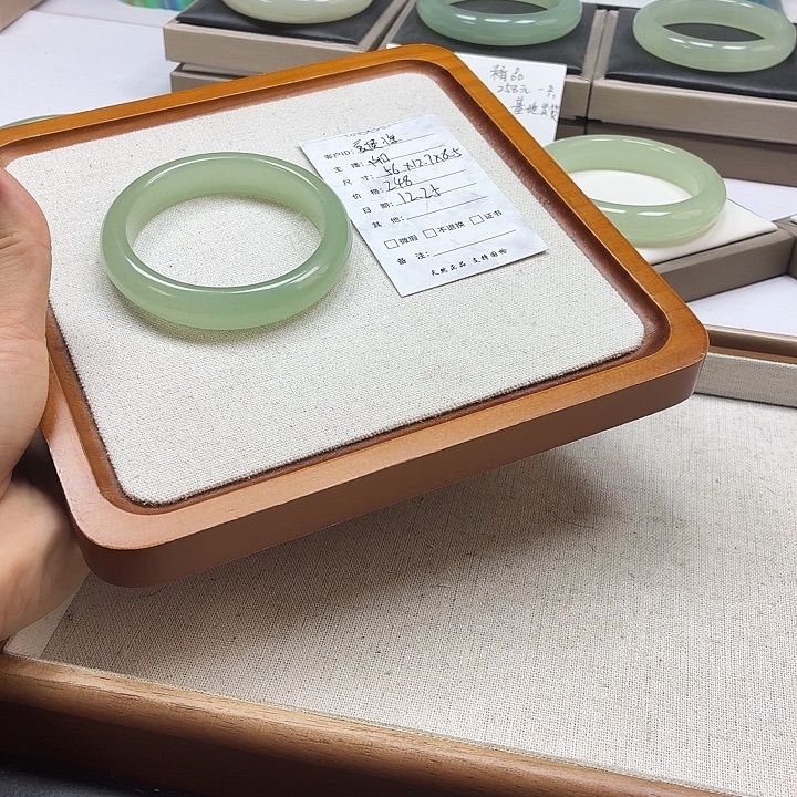 夏***惇石英质玉未镶嵌手镯