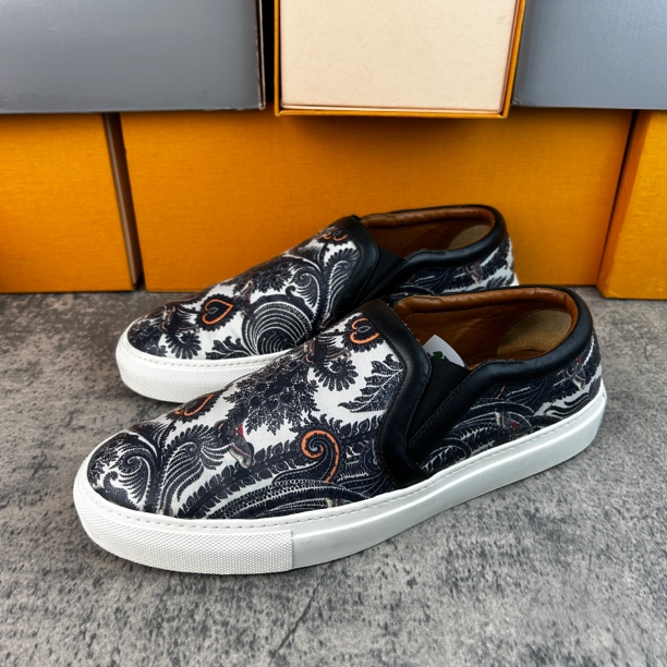 95新 Givenchy/纪梵希 板鞋/ 阳/41码/ 藤蔓迷踪 黑白
