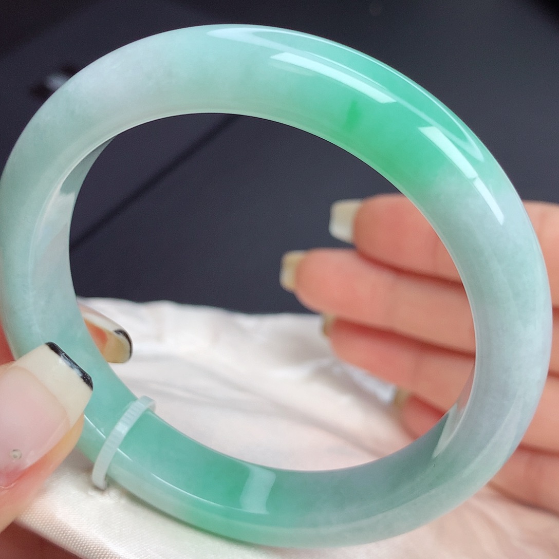 翡翠手镯未镶嵌57-58圈口