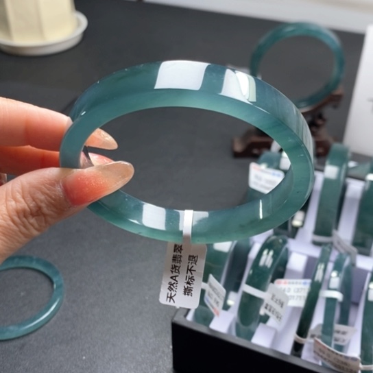 翡翠手镯未镶嵌鲜*居66尺寸