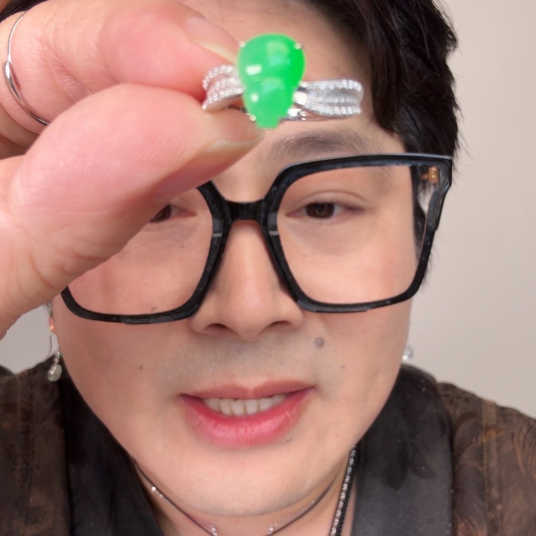 昱***姐翡翠18K金镶嵌颈饰一件