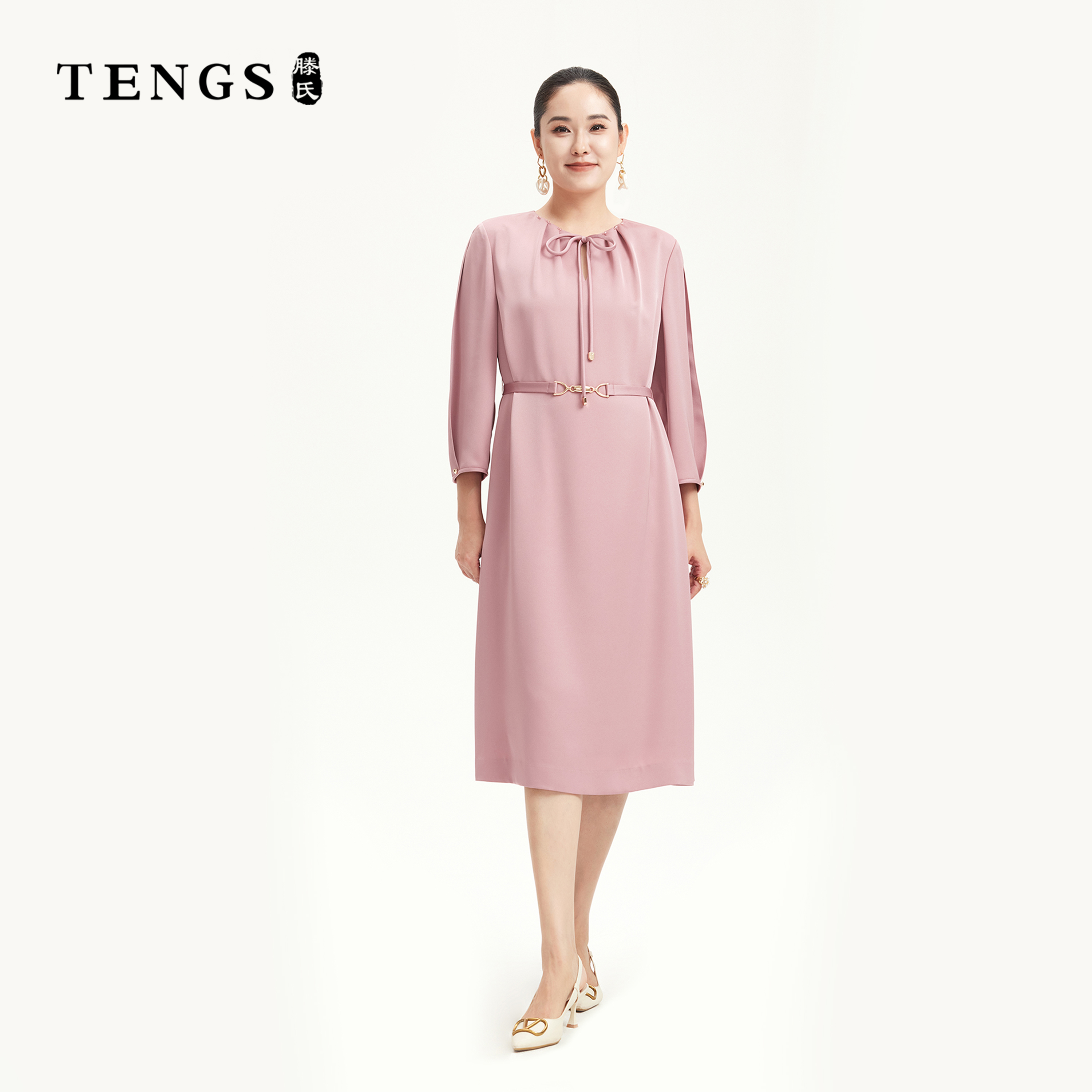 TENGS女装春夏新款杉木红立领局部钉缝连衣裙