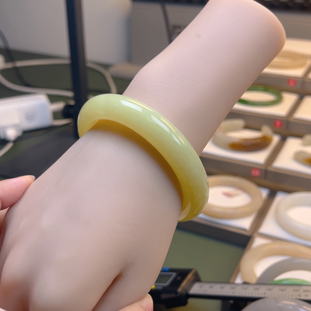 和田玉手镯未镶嵌3