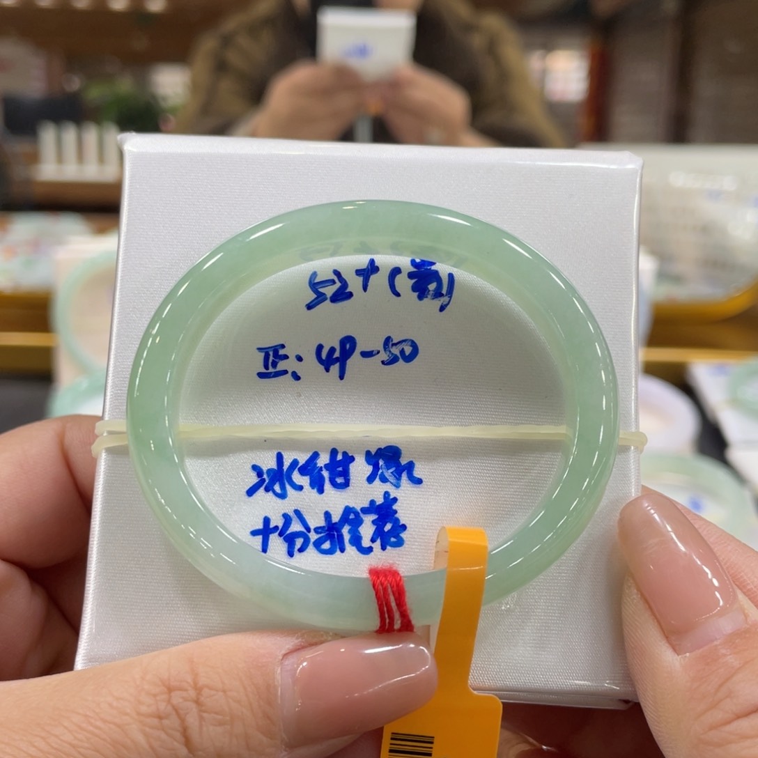 翡翠手镯未镶嵌翡翠