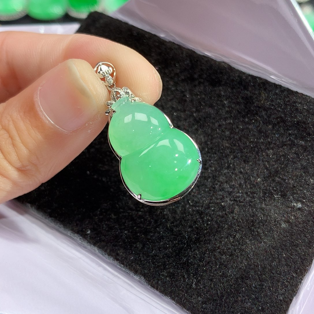 翡翠吊坠(赠链)18K金镶嵌