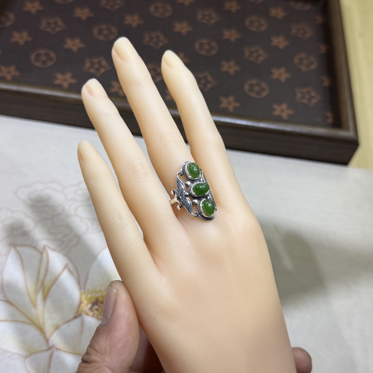 碧玉菠菜绿s925银镶嵌三生三世开口女戒。风格个性，奢华显气质。