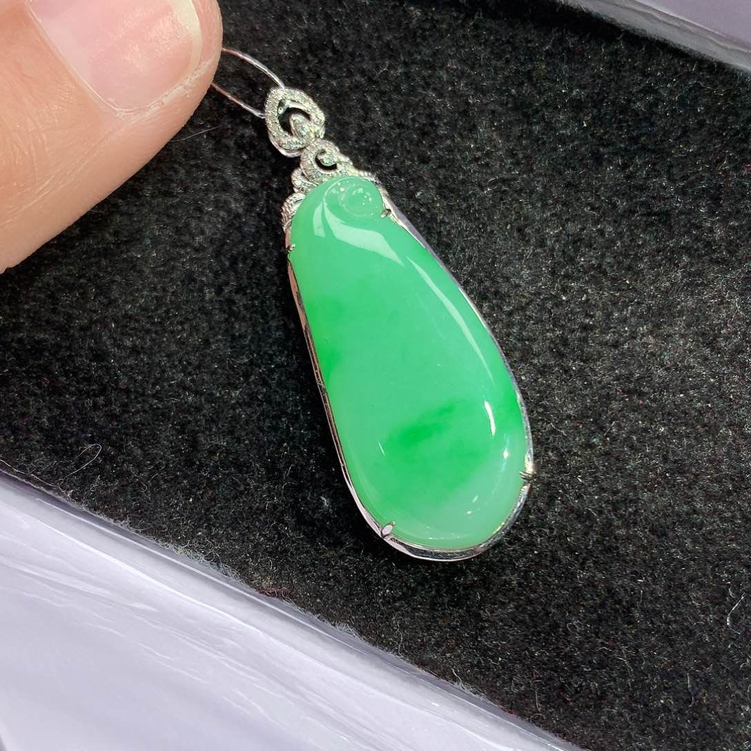 翡翠吊坠(赠链)18K金镶嵌