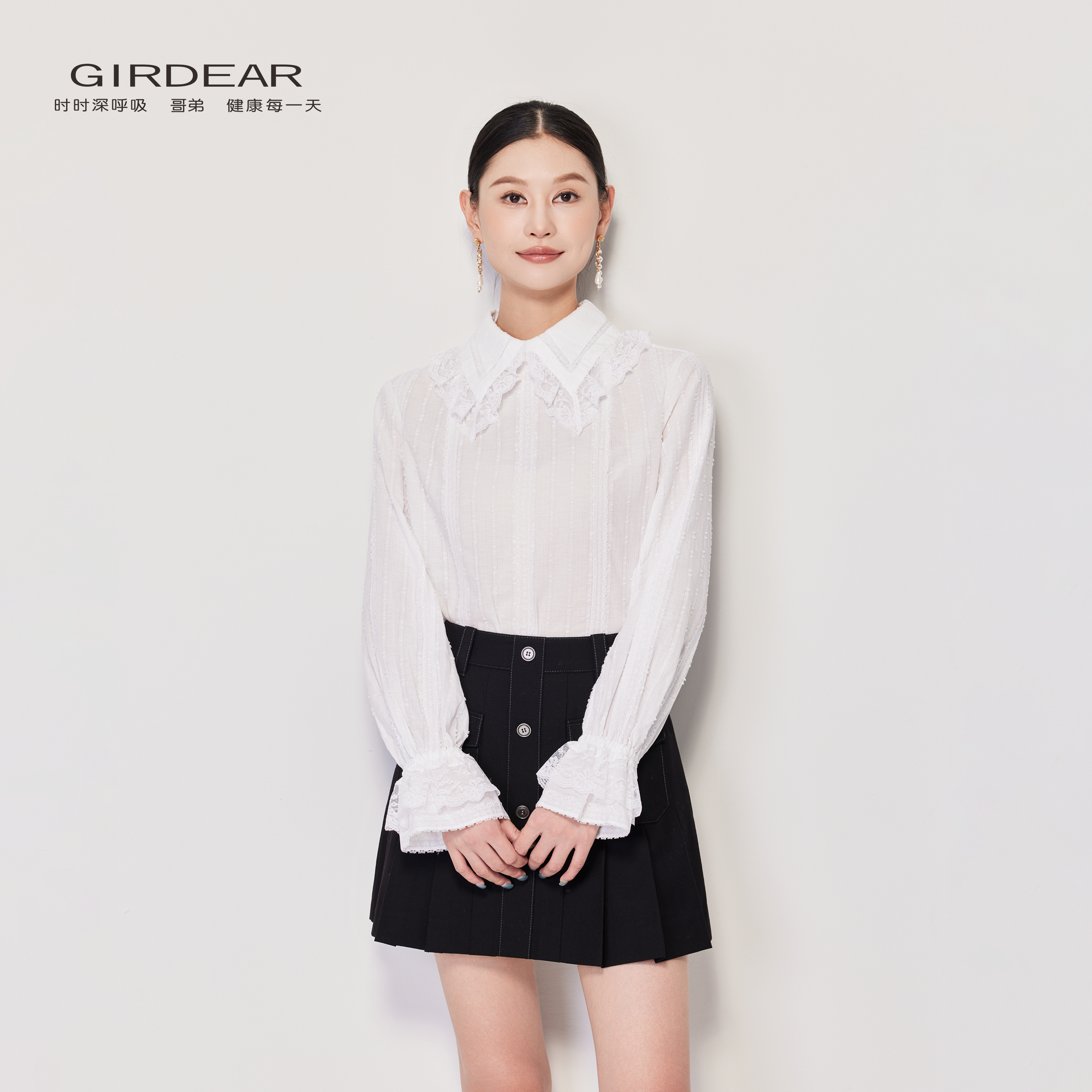 GIRDEAR/哥弟法式白色复古蕾丝衬衣荷叶边翻领喇叭袖衬衫130068