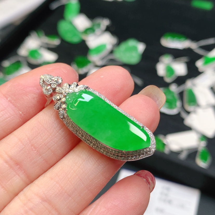 【闪购商品】翡翠吊坠(赠链)18K金镶嵌