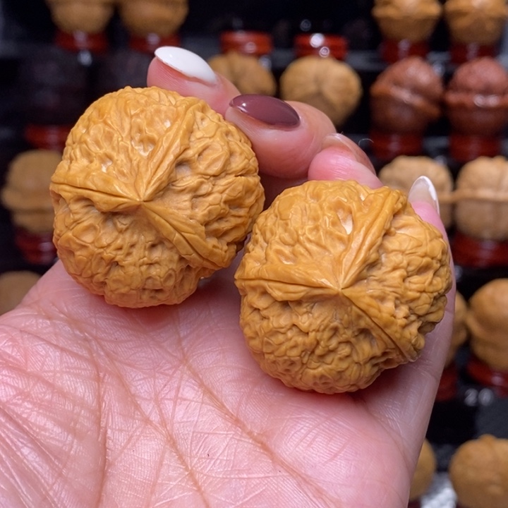 文玩核桃把件金鼎三棱…………67