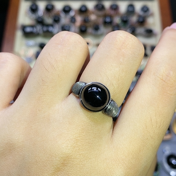 18K金镶嵌戒指翡翠蛋面