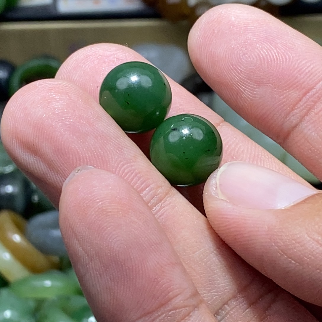 和田玉颈饰未镶嵌?**3