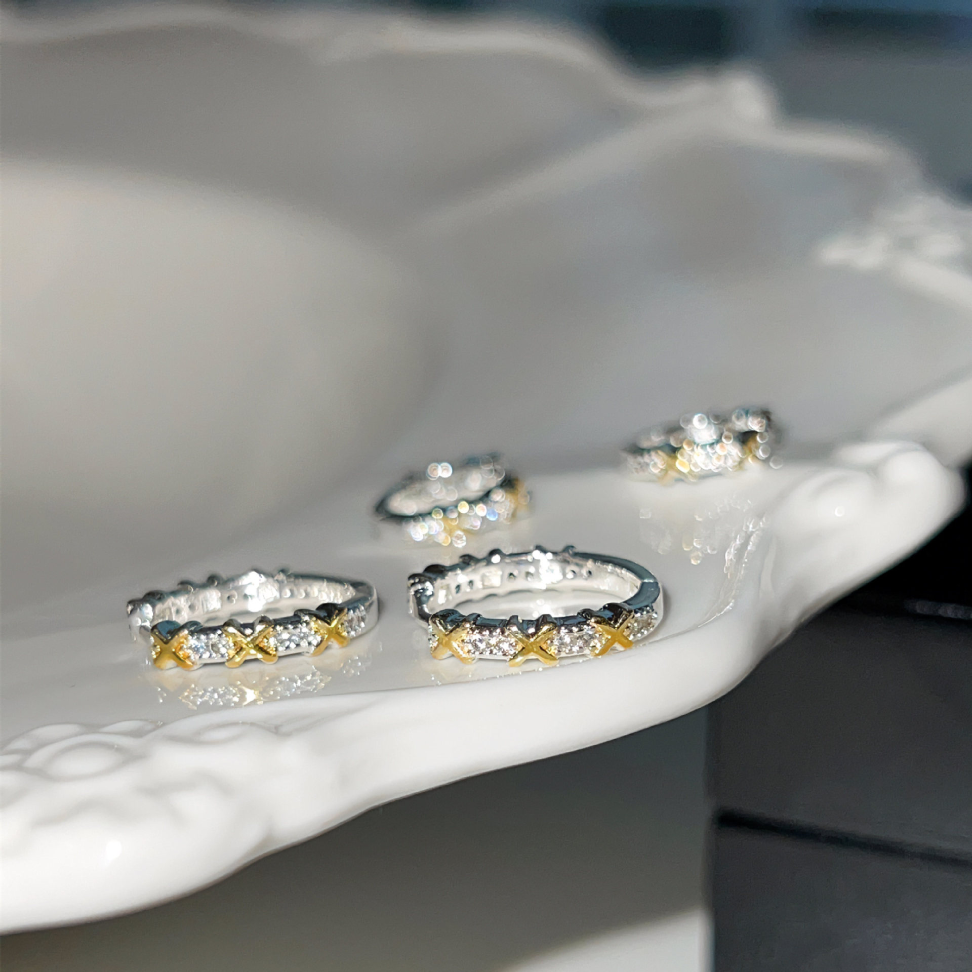 钛钢耳饰 撞色交叉耳圈小众设计感感超闪精致个性耳扣冷淡风耳环