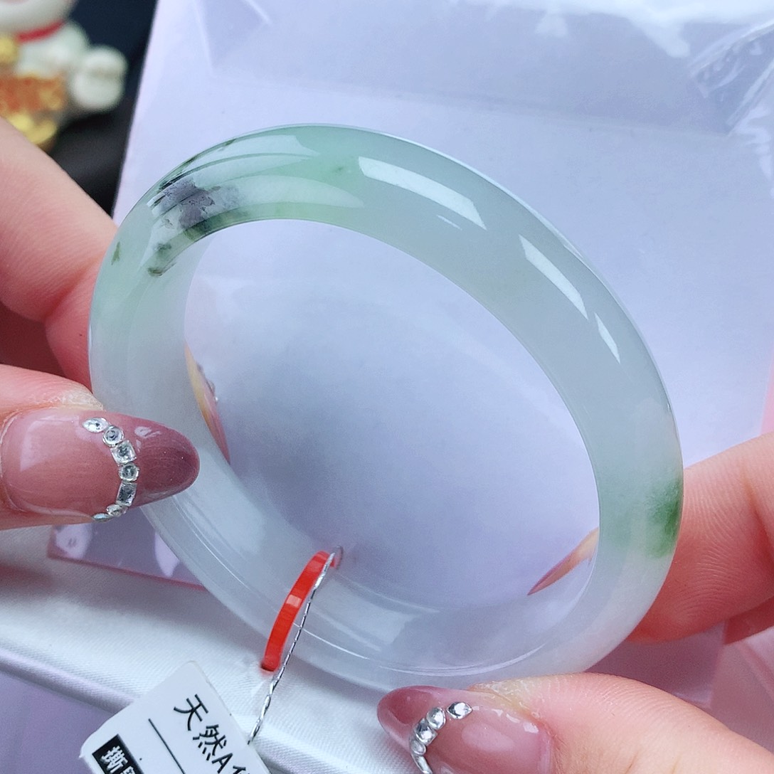 翡翠手镯未镶嵌51贵