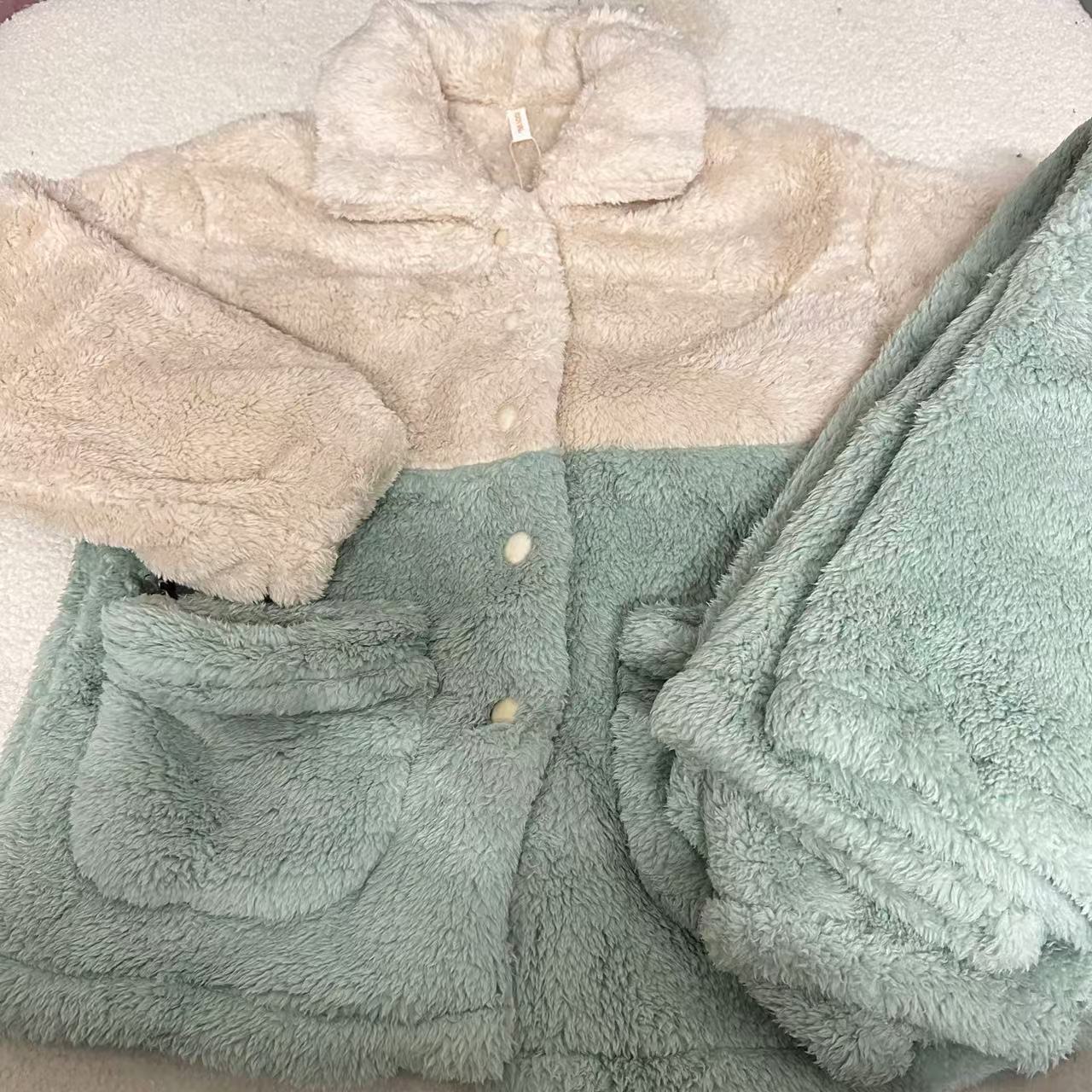 41-简约款白拼薄荷绿开扣冬季套装