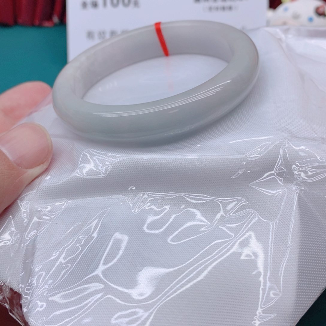 翡翠手镯未镶嵌白****?1555555555