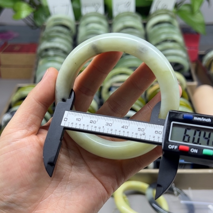 蛇纹石玉未镶嵌手镯90