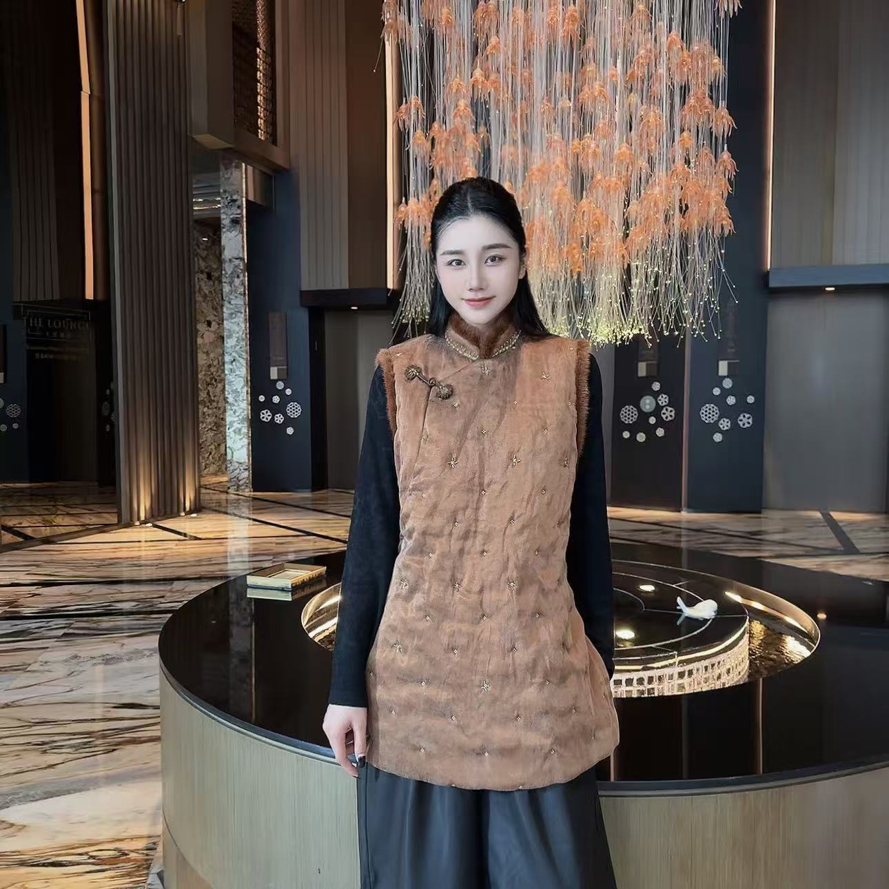 Betty Bairn【冬川十里】新中式斜襟拼水貂毛立领夹绵羊毛马甲Q7109