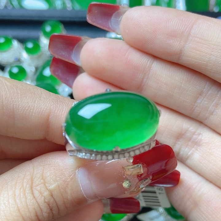 翡翠颈饰18K金镶嵌18。     