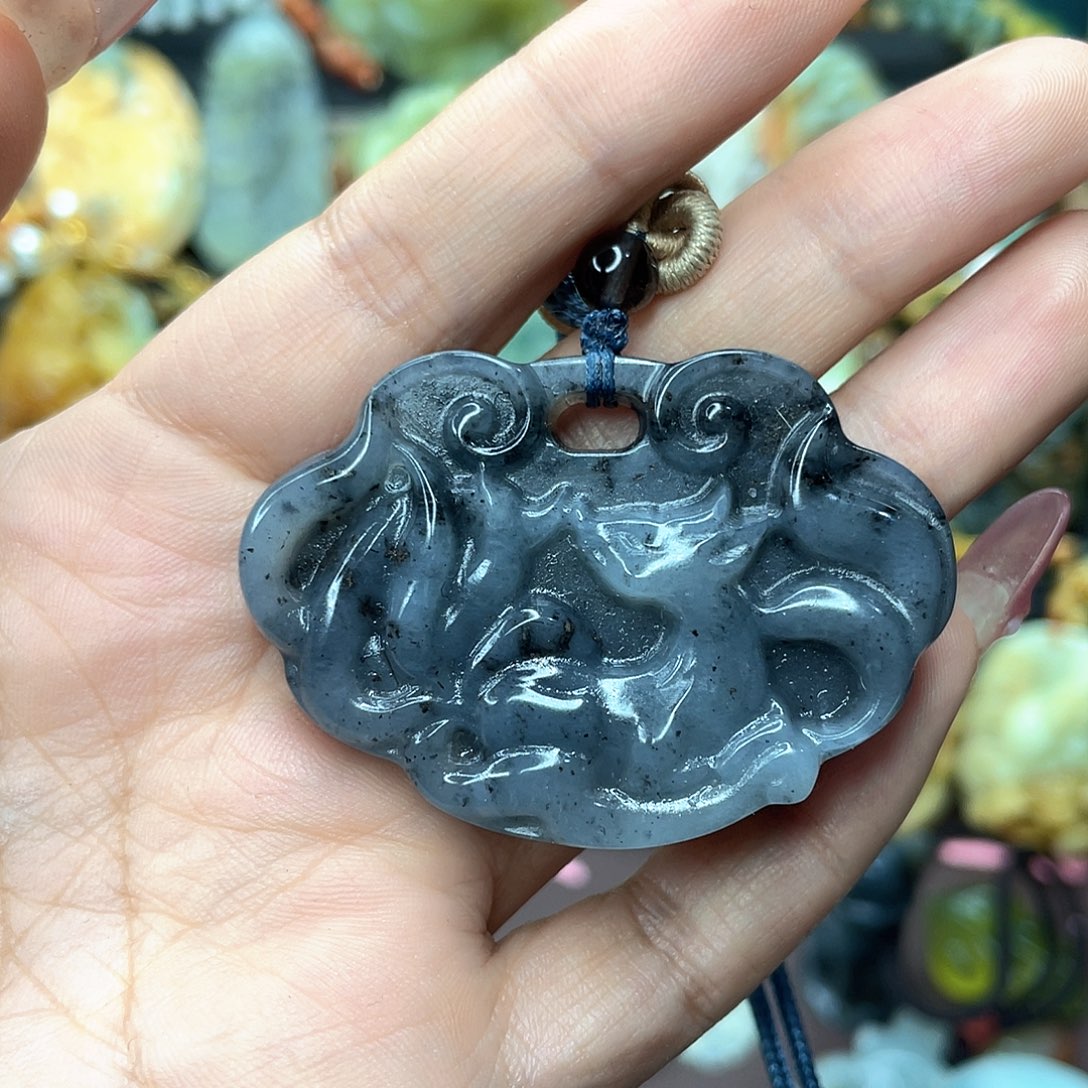 蛇纹石玉颈饰未镶嵌