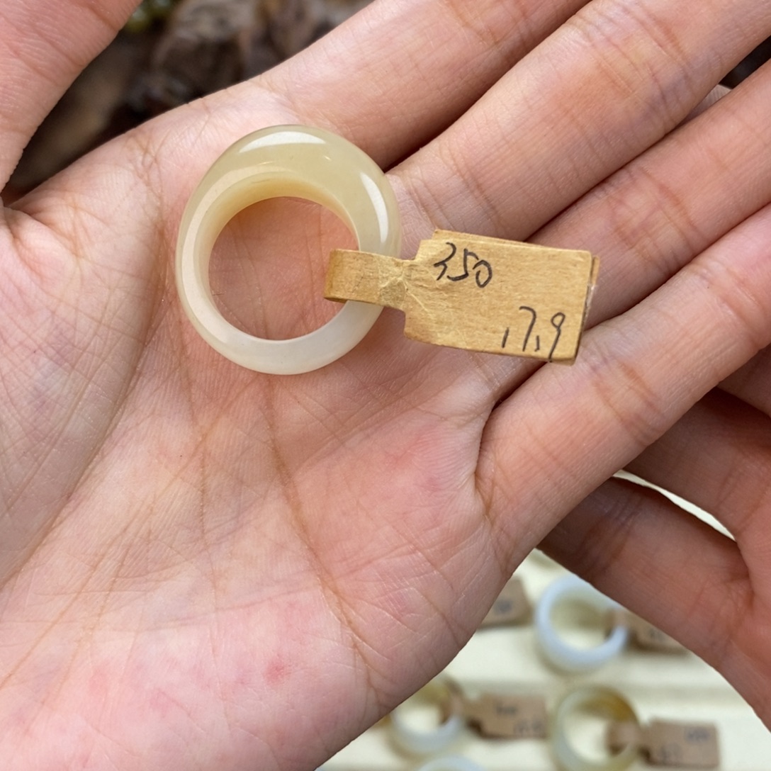 ****曹和田玉未镶嵌颈饰