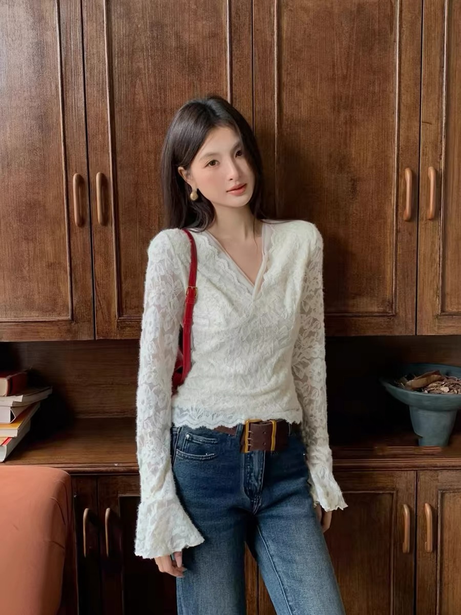 V领秋冬内搭蕾丝时尚打底衫2025秋冬款性感长袖蕾丝打底衫