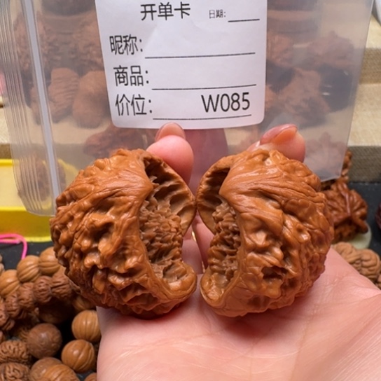 张***。桃核把件文玩三棱镜片的话都是有的