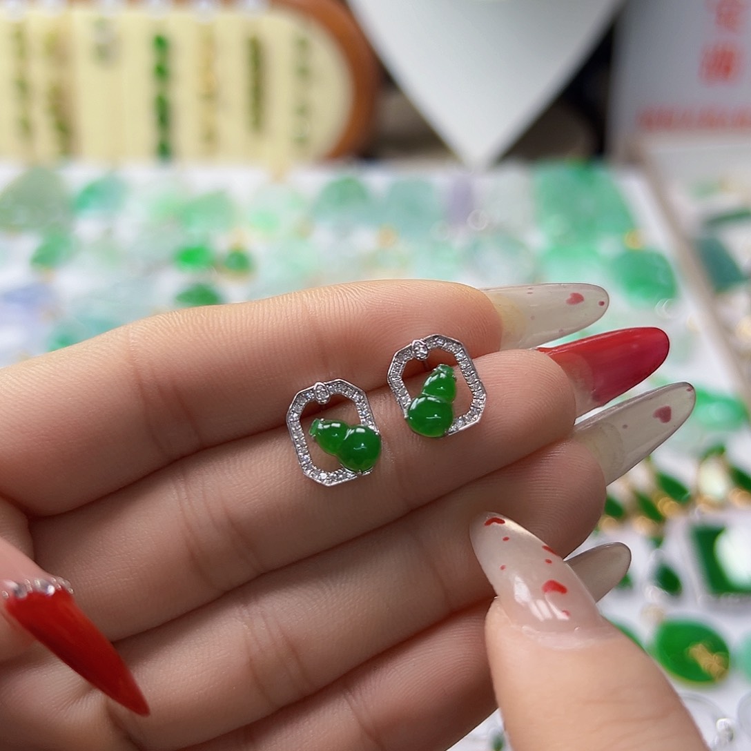 颈饰18K金镶嵌翡翠阳***孩翡翠