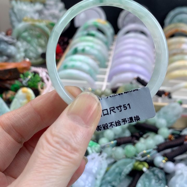 翡翠手镯未镶嵌吊坠