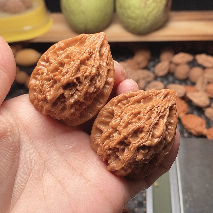 文玩核桃十三陵鸡心36