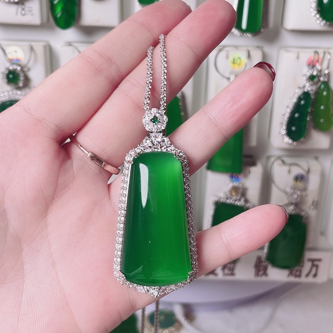 巫***头玛瑙/玉髓未镶嵌颈饰