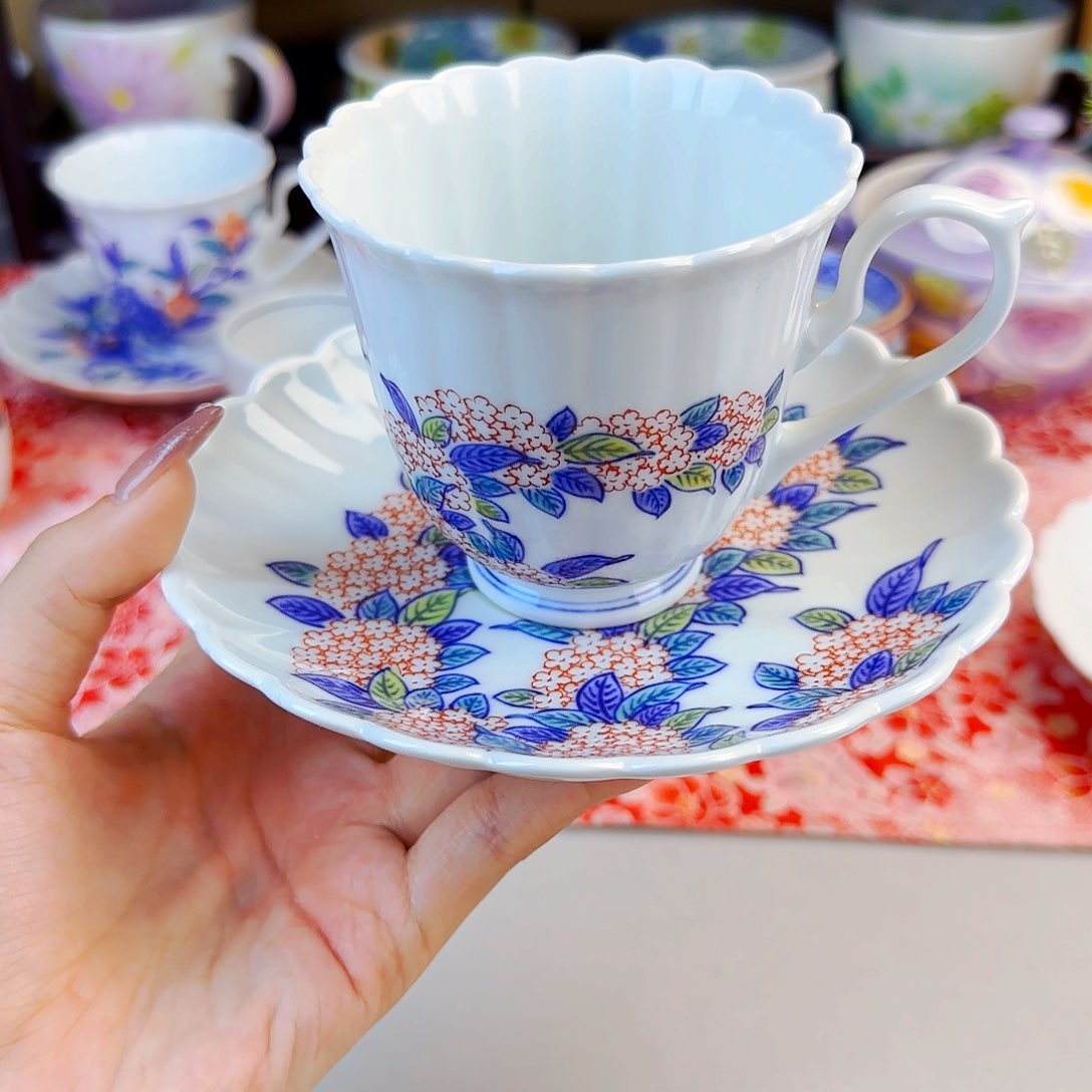 他家茶具瓷器真美！