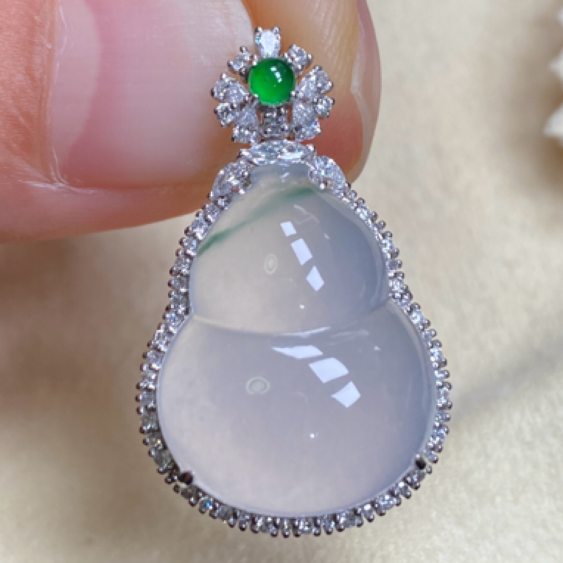 18k金镶嵌天然翡翠葫芦