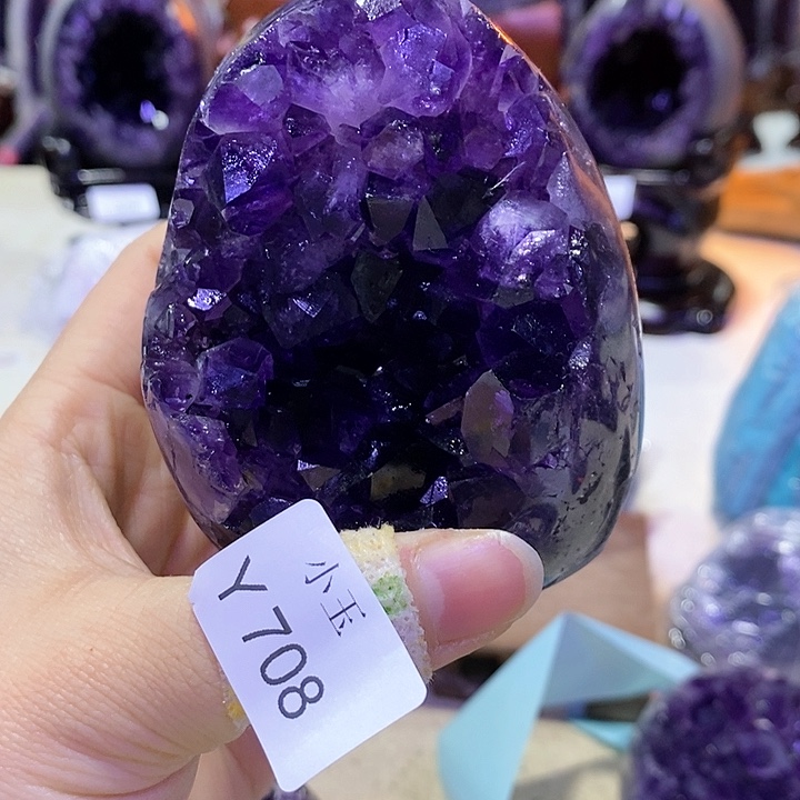 水晶摆件未镶嵌?**人摆件