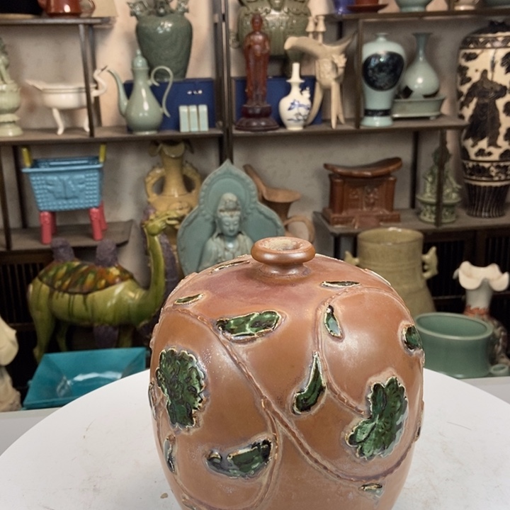 定瓷圆轱辘罐一件