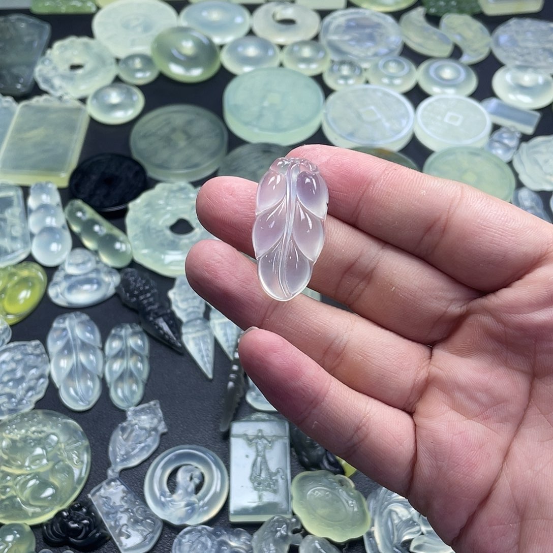 岫玉未镶嵌颈饰叶子