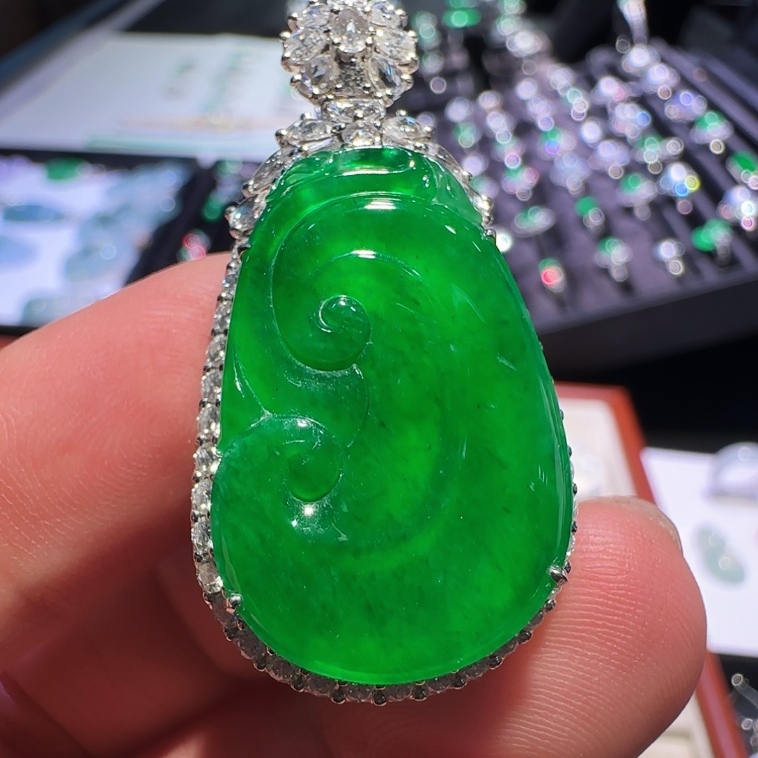 翡翠18K金镶嵌颈饰